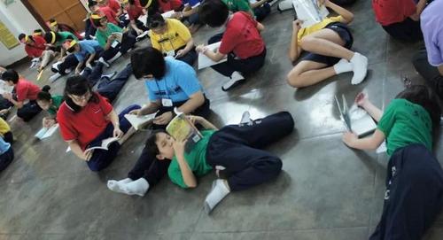 中國(guó)僑網(wǎng)學(xué)生們享受自由讀書時(shí)光。(馬來(lái)西亞《星洲日?qǐng)?bào)》)