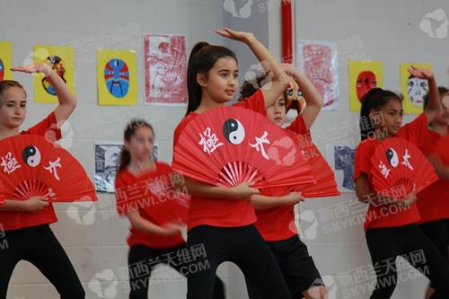 中國僑網(wǎng)小朋友跳太極扇子舞