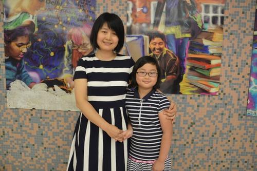 中國僑網(wǎng)為不讓謝錦棋(右)忘“本”,母親送其進(jìn)入中文學(xué)校就讀。(美國《世界日?qǐng)?bào)》/牟蘭 攝)