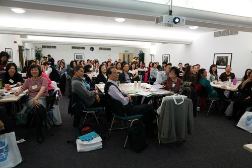 中國僑網(wǎng)來自英國各地區(qū)30多家漢語培訓(xùn)學(xué)校代表參與會議。(張永忠 攝)