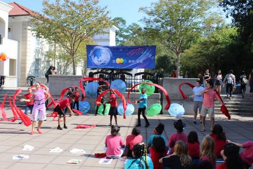 中國(guó)僑網(wǎng)學(xué)生練習(xí)傳統(tǒng)民間舞蹈。(美國(guó)《世界日?qǐng)?bào)》/楊欣欣 攝)