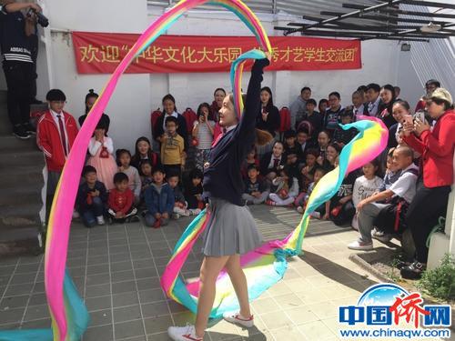 中國(guó)僑網(wǎng)才藝團(tuán)的小演員在表演