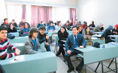 中國僑網(wǎng)劉召明(前排左三)和土耳其埃爾吉耶斯大學中文系學生在一起