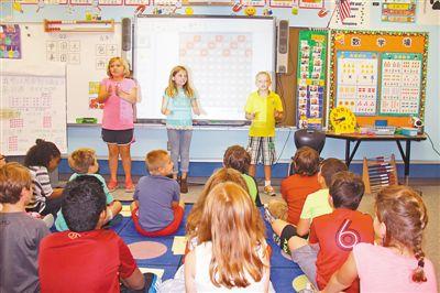 中國僑網(wǎng)圖為坎伯蘭市西城小學(xué)學(xué)生在數(shù)學(xué)課堂用中文背誦乘法表。 本報記者 張朋輝攝