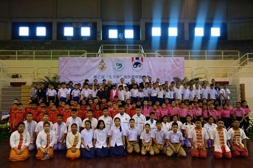 中國僑網(wǎng)第3屆“孔子杯”圍棋國際邀請賽開幕式合影。(泰國《世界日報》)