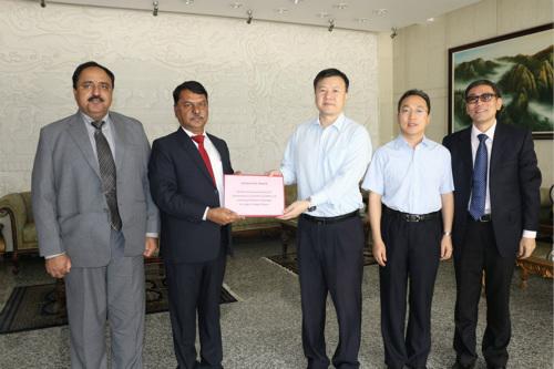 中國僑網(wǎng)合影。