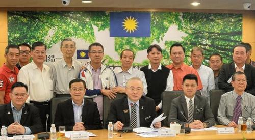 中國僑網(wǎng)與會(huì)人員合影 (馬來西亞《東方日報(bào)》)