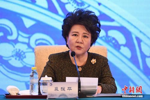 中國僑網(wǎng)國務(wù)院僑務(wù)辦公室主任裘援平在開幕式上作主題報(bào)告。中新社記者 崔楠 攝