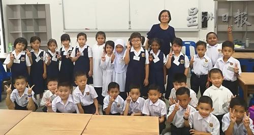 中國僑網(wǎng)學校新生合影 (馬來西亞《星洲日報》)