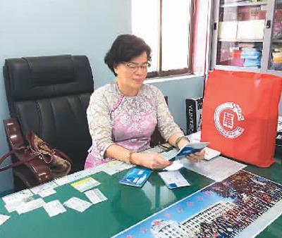 中國(guó)僑網(wǎng)圖為曾圓香在辦公。 資料圖片