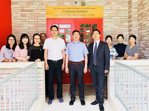 中國僑網(wǎng)合影。