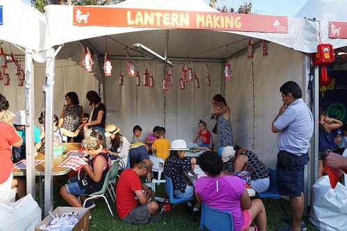 中國僑網(wǎng)游園會(huì)上中國傳統(tǒng)手工燈籠制作體驗(yàn)攤位(攝影 李菁)