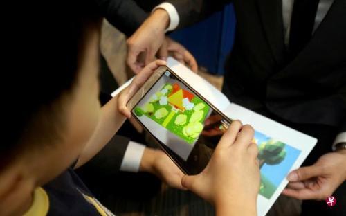 中國僑網(wǎng)一名幼兒在使用這本童話故事書。(新加坡《聯(lián)合早報(bào)》/嚴(yán)宣融 攝)