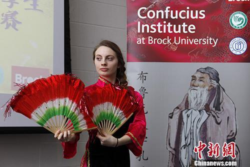 中國僑網(wǎng)資料圖:加拿大大學(xué)生2017年“漢語橋”中文比賽秀才藝。 中新社記者 余瑞冬 攝