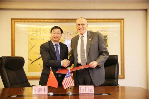 中國僑網(wǎng)宋獻(xiàn)中與Kim Wilcox簽署《暨南大學(xué)—加州大學(xué)河濱分校合作備忘錄》)
