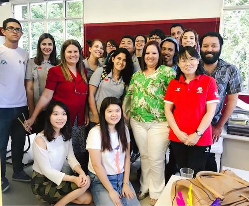 中國僑網(wǎng)里約天主教大學(xué)孔子學(xué)院的師生們合影。(南美僑報網(wǎng))