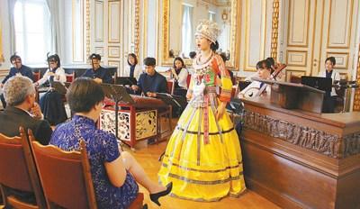 中國僑網(wǎng)中國人民大學(xué)學(xué)生民樂團(tuán)在萊比錫孔院10周年慶典現(xiàn)場(chǎng)表演。 本報(bào)記者 馮雪珺攝