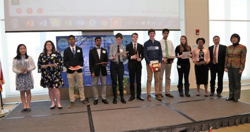 中國僑網(wǎng)嘉賓為三等獎獲獎選手頒獎。(美國《世界日報》/俞國梁 攝)