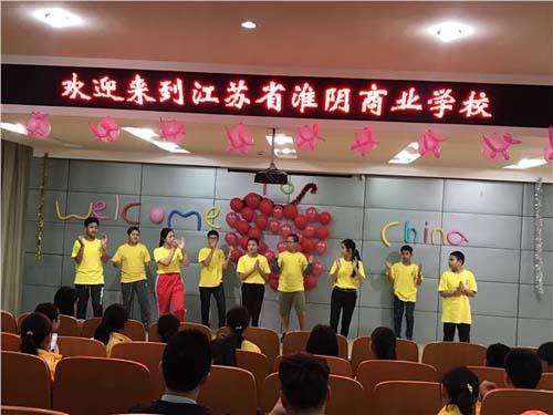 中國(guó)僑網(wǎng)營(yíng)員們與商校志愿者們聯(lián)歡