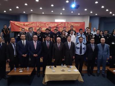 中國僑網(wǎng)合影。(中國駐伊斯坦布爾總領(lǐng)館)