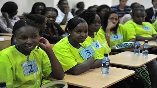 中國(guó)僑網(wǎng)資料圖片:2009年5月15日,在內(nèi)羅畢大學(xué)孔子學(xué)院舉行的第八屆“漢語(yǔ)橋”世界大學(xué)生中文比賽肯尼亞地區(qū)選拔賽上,臺(tái)下選手聆聽(tīng)參賽者的演講。新華社記者 徐速繪 攝