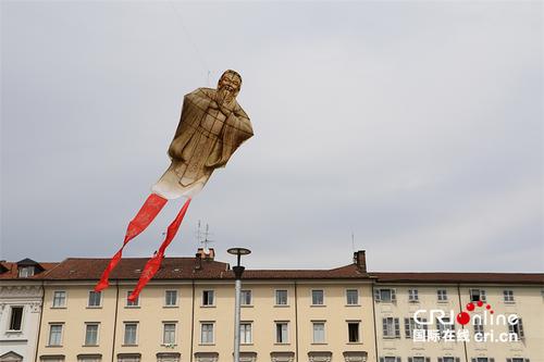 中國僑網(wǎng)現(xiàn)場放飛的孔子像風(fēng)箏