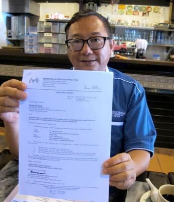 中國僑網(wǎng)羅永忠出示教育局調(diào)動師資的開會函件。(圖片來源:馬來西亞光華網(wǎng))