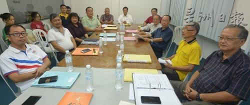 中國僑網(wǎng)方天興(坐者左六)主持關(guān)中董事會議。(馬來西亞《星洲日報》)