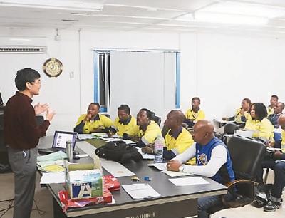 中國(guó)僑網(wǎng)山東鋼鐵集團(tuán)塞拉利昂礦業(yè)公司高級(jí)職員漢語培訓(xùn)課現(xiàn)場(chǎng)