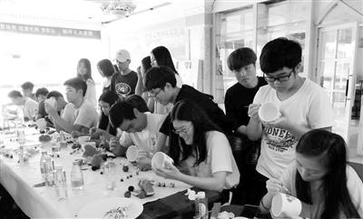 中國僑網(wǎng)營員們與結(jié)對子學(xué)生一同體驗彩繪藝術(shù)。