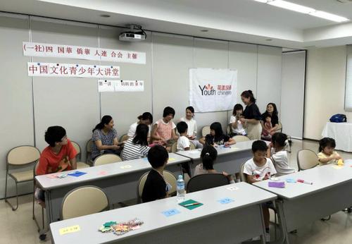 中國(guó)僑網(wǎng)采訪媽媽。(日本《中文導(dǎo)報(bào)》)