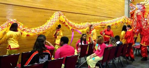 中國僑網(wǎng)林登高中舞龍舞獅隊(duì)。(美國《世界日報(bào)》/謝哲澍 攝)