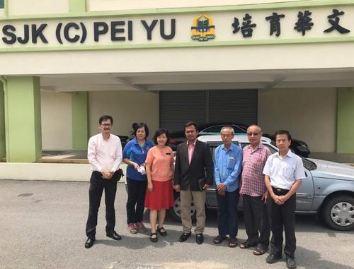 中國僑網(wǎng)依布拉欣(右四)在母校新建禮堂前留影。(馬來西亞《星洲日報》)