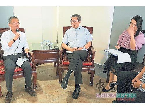 中國僑網(wǎng)邱培棟(左起)與黃先炳為座談會主講人。(馬來西亞《中國報(bào)》)