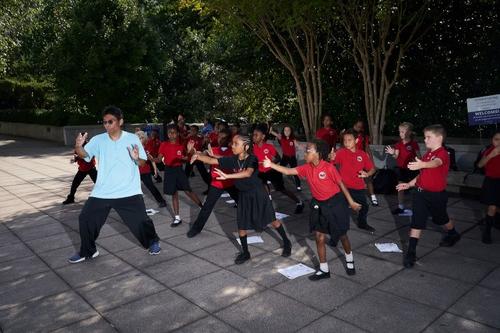 中國僑網(wǎng)李健生老師向?qū)W生們展示太極拳。(美國《世界日報》)