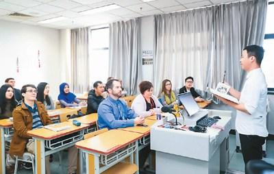 中國僑網(wǎng)2018“漢語橋—美國校長訪華之旅”成員在北京語言大學(xué)進(jìn)行課堂體驗(yàn)。 (北京語言大學(xué)供圖)