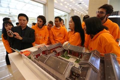 中國(guó)僑網(wǎng)漢語(yǔ)橋俱樂部會(huì)員參觀體驗(yàn)漢語(yǔ)學(xué)習(xí)AR軟件