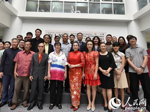 中國(guó)僑網(wǎng)圖為泰國(guó)普吉孔院“大美中國(guó)”文化體驗(yàn)活動(dòng)開(kāi)幕式現(xiàn)場(chǎng)嘉賓合影