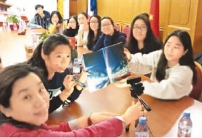 中國僑網(wǎng) 圖為浙江省溫州市實驗中學“少年郎”國際傳播志愿者服務隊通過網(wǎng)絡視頻,與法國華僑華人會中文學校的學生們連線。 鹿 城/攝
