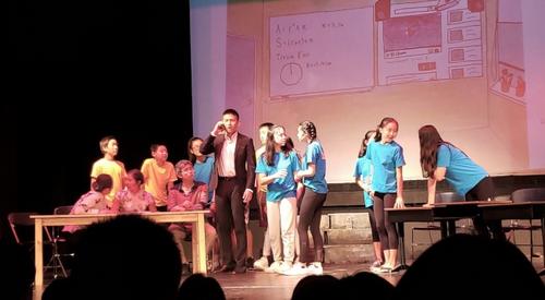 中國(guó)僑網(wǎng)話劇“金色少年?duì)I”美國(guó)首演。(美國(guó)《世界日?qǐng)?bào)》/唐嘉麗 攝)