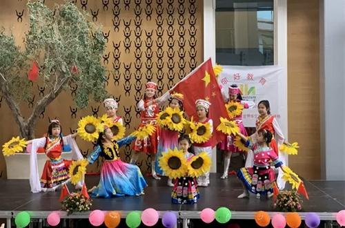 中國僑網(wǎng)華裔青少年表演舞蹈《歌唱祖國》(崔麗麗 攝)