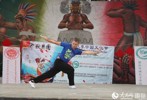 中國僑網(wǎng)來自美國的一位武術(shù)愛好者表演武術(shù)(人民網(wǎng)記者 劉旭霞攝)