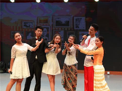 中國僑網(wǎng)華文學(xué)院“絲路夢之隊”朗誦原創(chuàng)稿件《僑說》 (圖:胡辰潔 林罡宇)