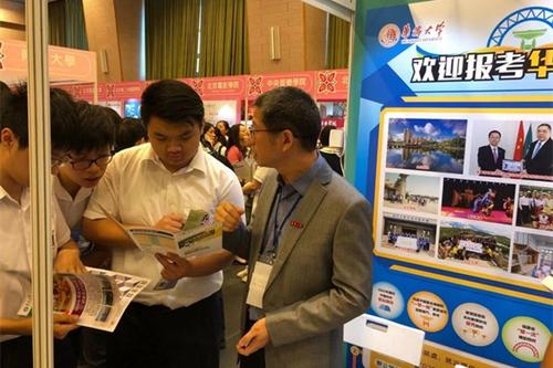 中國僑網(wǎng)華僑大學(xué)工作人員為學(xué)生現(xiàn)場答疑。(張厚方 攝)