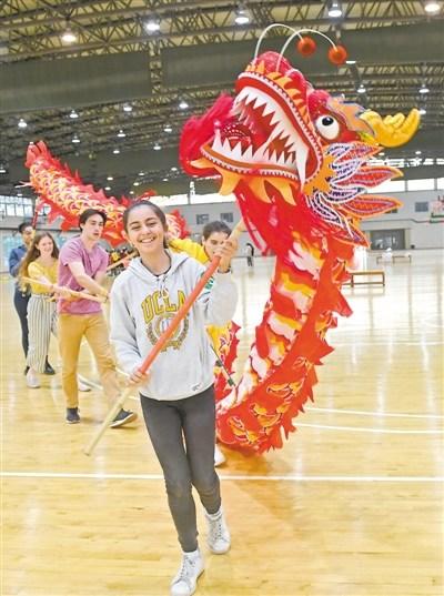 中國僑網(wǎng)選手嘗試舞龍