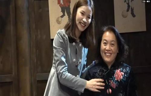 中國僑網(wǎng)手工鞠技藝傳承人杜少霞老師(圖片來源:中國華文教育基金會(huì))