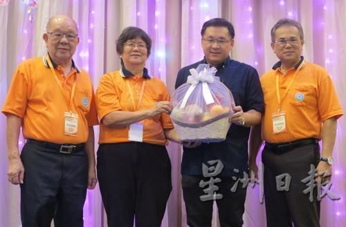 中國(guó)僑網(wǎng)甲日間師訓(xùn)同學(xué)會(huì)主席周鳳蘭(左二)贈(zèng)送水果禮籃予晚宴開(kāi)幕人顏天祿(右二)。(馬來(lái)西亞《星洲日?qǐng)?bào)》)