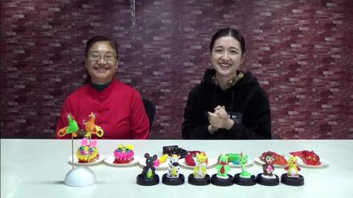 中國僑網(wǎng)特邀外景老師岳若惠(左)和外景老師朱晨光講課。(中國華文教育基金會網(wǎng)站)