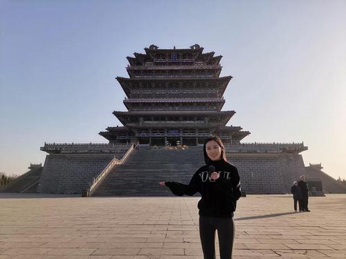 中國僑網(wǎng)外景老師毋典介紹鸛雀樓(圖片來源:中國華文教育基金會)