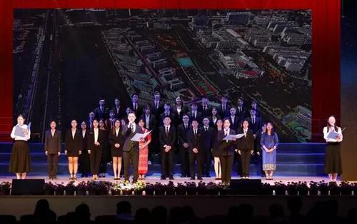 中國(guó)僑網(wǎng)詩(shī)歌朗誦《你是星光,閃耀華園》(圖片來(lái)源:華僑大學(xué)網(wǎng)站)